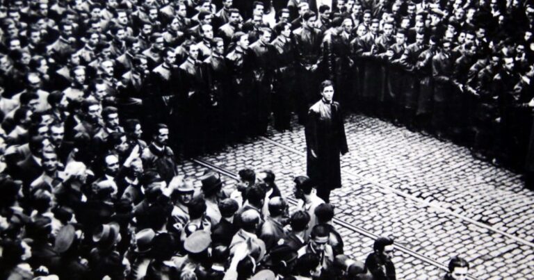 Corneliu Zelea Codreanu în mijlocul unei adunări legionare, București, 1937