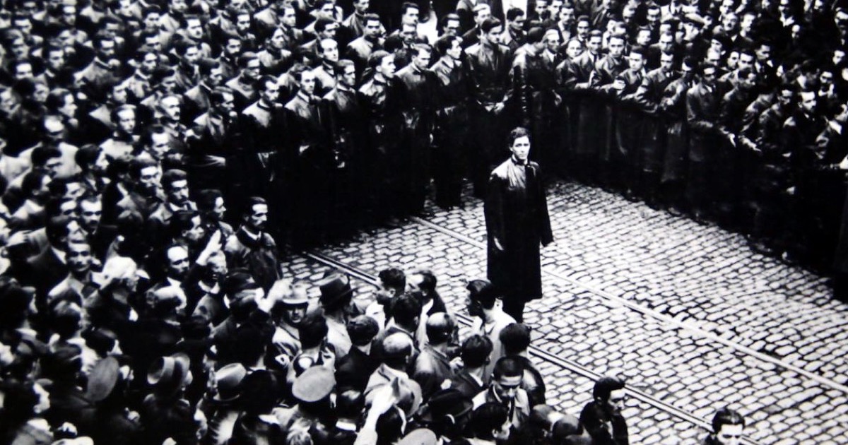 Corneliu Zelea Codreanu în mijlocul unei adunări legionare, București, 1937