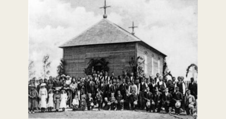 Comunitatea românească din Regina în fața primei biserici românești din America de Nord, 1904