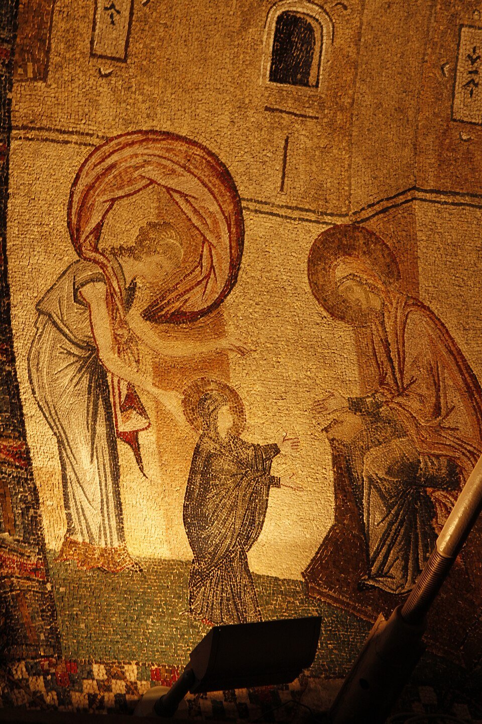 Mozaic de la Chora: prunca Maria face primii pași către Sfânta Ana, care întinde mâinile spre ea.