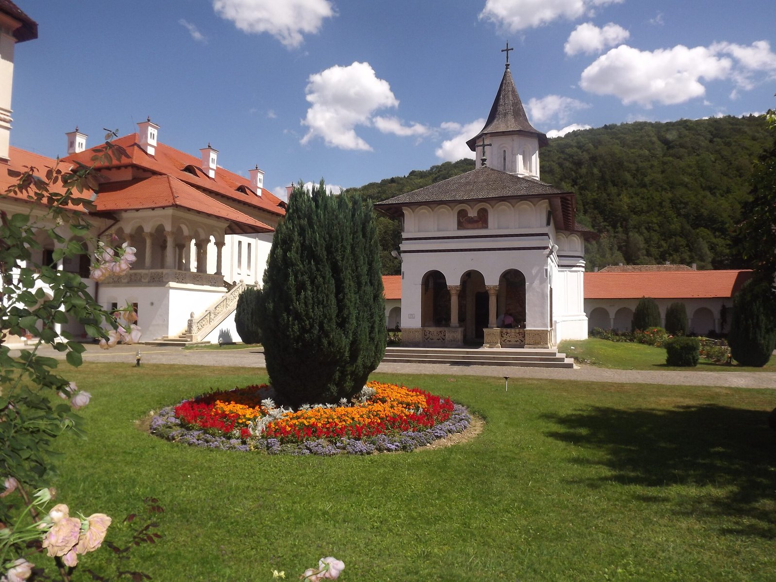 Biserica veche a mănăstirii de la Sâmbăta de Sus, văzută dinspre vest, în 2012